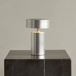 Audo Copenhagen Audo Column bordlampe, batteri, IP44, alu| Dekorasjonsbelysning