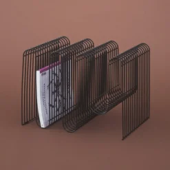 AYTM Curva magasinholder, svart, bredde 40 cm, stål| Møbel Og Interiør