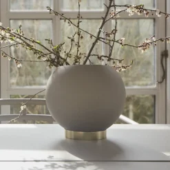 AYTM Globe blomsterpotte, Ø 17 cm, gråbrun, aluminium, stål| Møbel Og Interiør