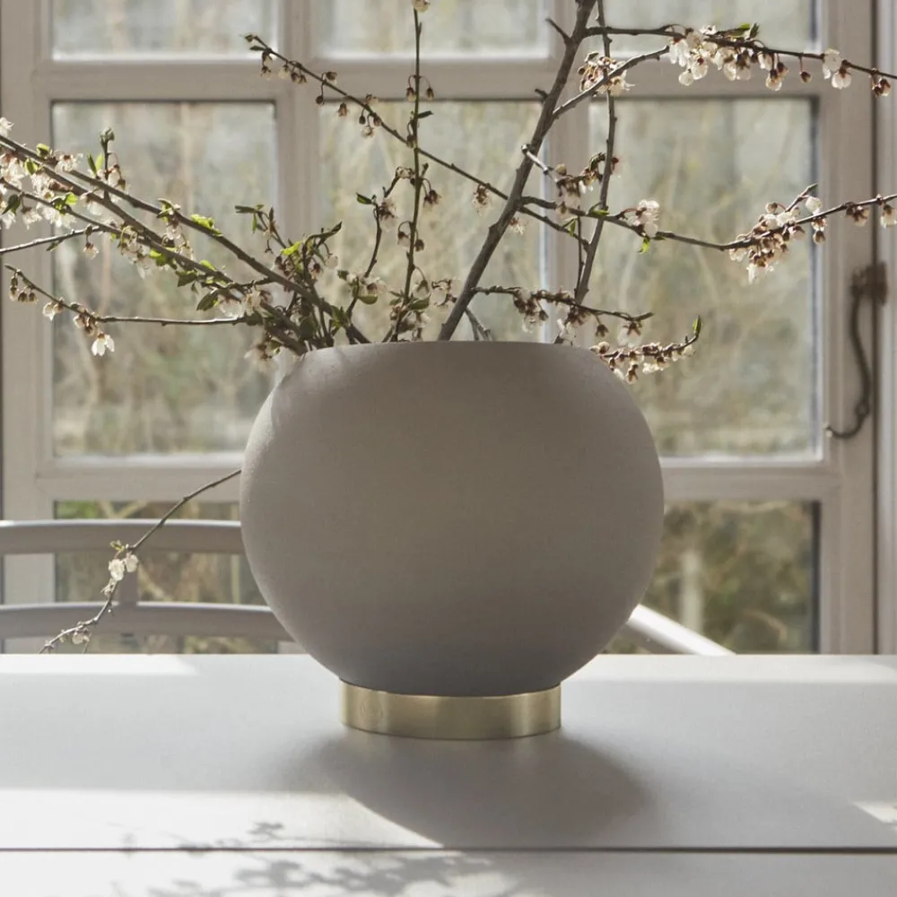 AYTM Globe blomsterpotte, Ø 17 cm, gråbrun, aluminium, stål| Møbel Og Interiør