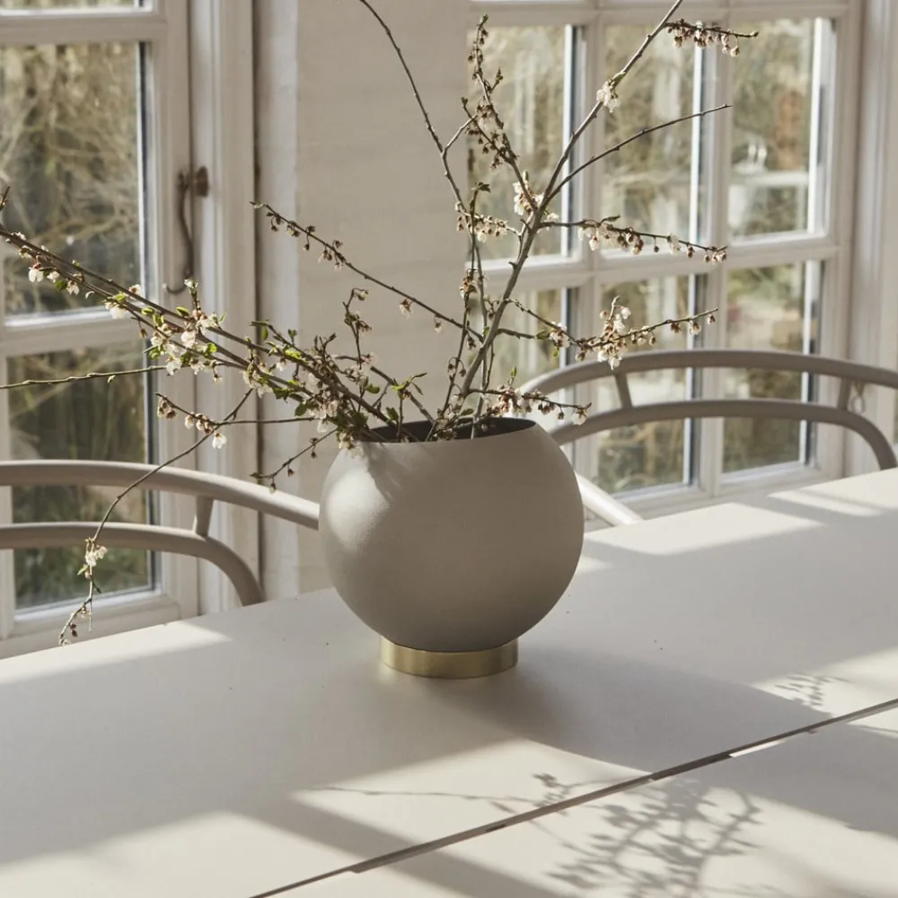 AYTM Globe blomsterpotte, Ø 17 cm, gråbrun, aluminium, stål| Møbel Og Interiør