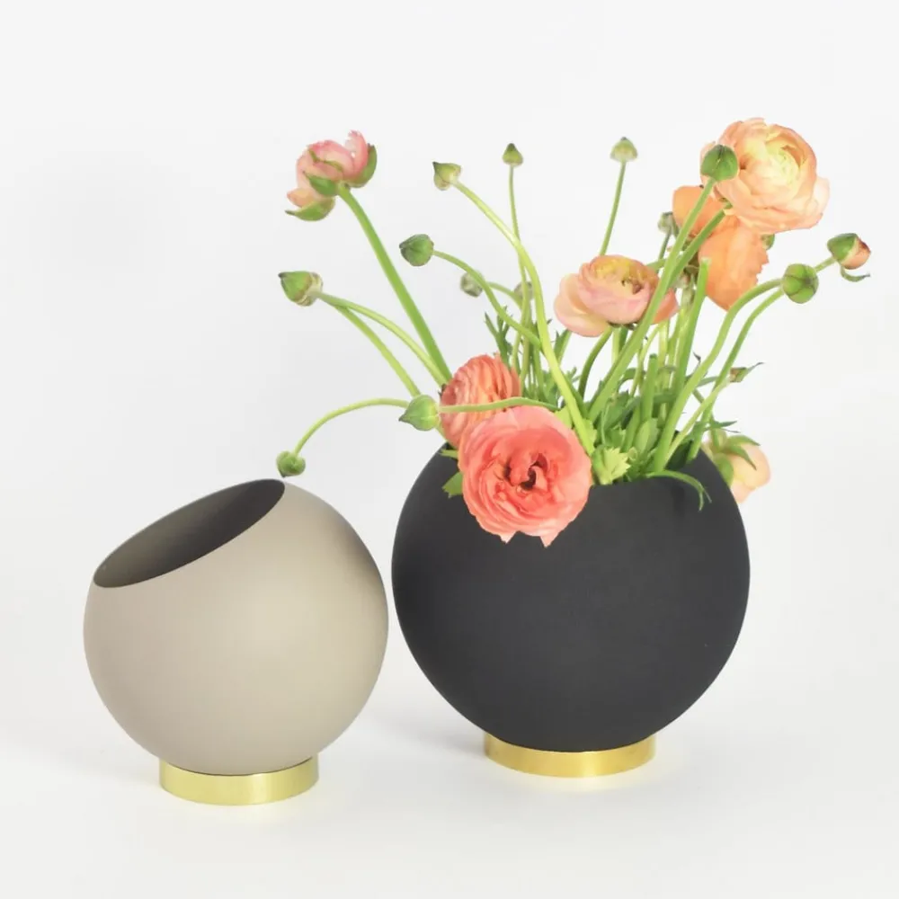 AYTM Globe blomsterpotte, Ø 17 cm, gråbrun, aluminium, stål| Møbel Og Interiør