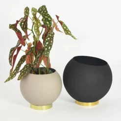 AYTM Globe blomsterpotte, Ø 21 cm, svart, aluminium, stål Clearance