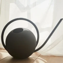 AYTM Globe vannkanne, svart, lengde 55,3 cm, aluminium Best