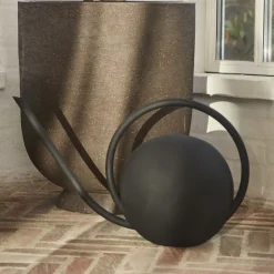 AYTM Globe vannkanne, svart, lengde 55,3 cm, aluminium Best