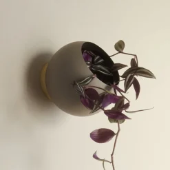 AYTM Globe veggblomsterkrukke, Ø 17 cm, gråbrun, aluminium| Møbel Og Interiør