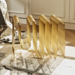 AYTM Magasinholder Curva, gull, bredde 40 cm, stål| Møbel Og Interiør