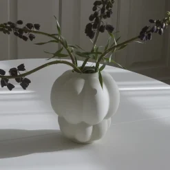 AYTM Uva-vase, keramikk, hvit, Ø 20 cm, drueform| Møbel Og Interiør