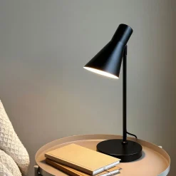 Dyberg Larsen bordlampe DL12, svart, høyde 44,5 cm, metall Clearance