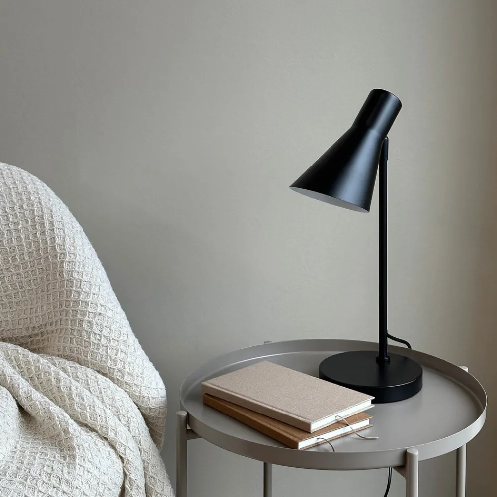 Dyberg Larsen bordlampe DL12, svart, høyde 44,5 cm, metall Clearance