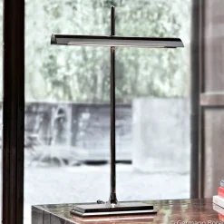 FLOS Goldman - bordlampe med USB, røykgrå