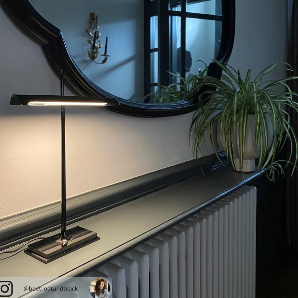 FLOS Goldman - bordlampe med USB, røykgrå