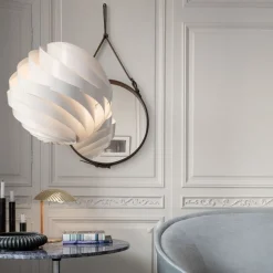 GUBI 5321 bordlampe med rottingstav, messing| Bordlamper