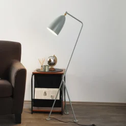 GUBI Gräshoppa trebeint gulvlampe, blågrå Best