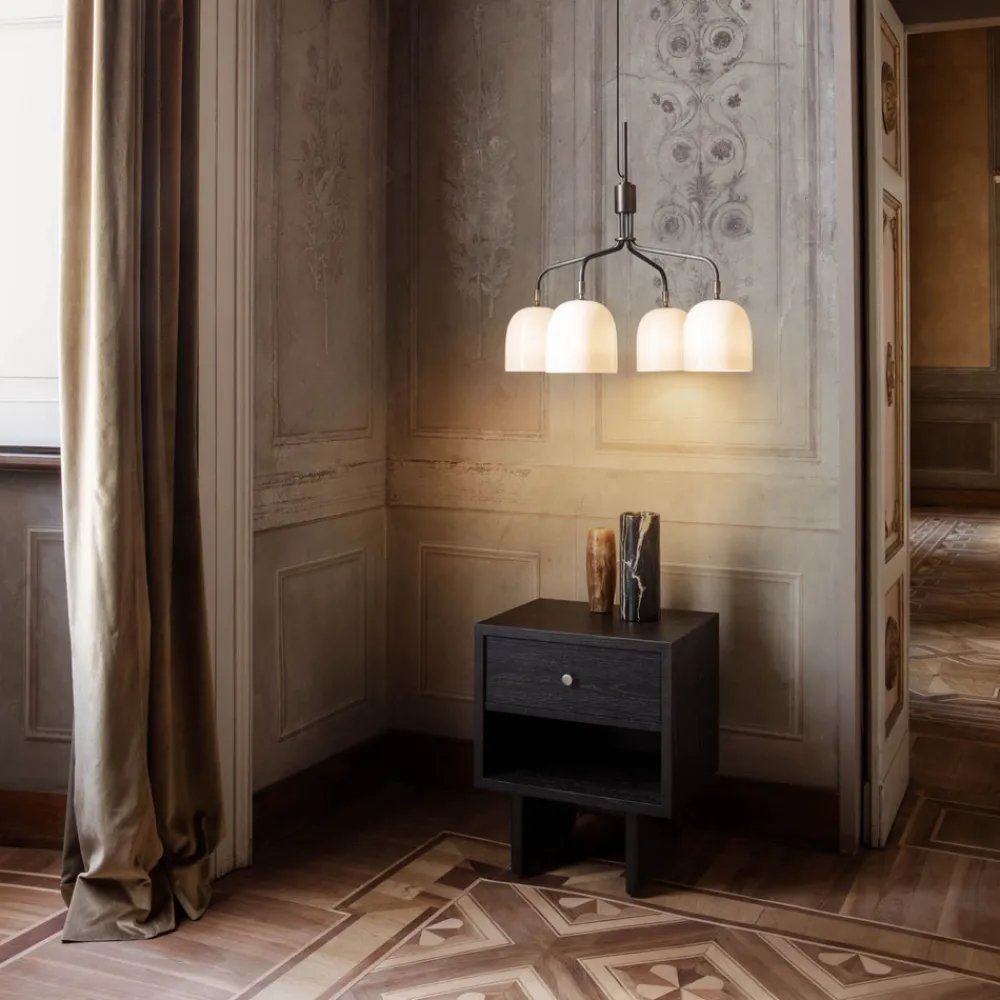 GUBI Lysekrone Howard 4-lys Ø 66 cm gunmetal/hvit Outlet