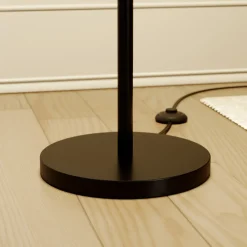 BRITOP Gulvlampe Joala med svart stoffskjerm Best