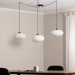 EMIBIG LIGHTING Hengelampe Origo, opal/svart, desentralisert, glass, 3 lyskilder.| Pendellamper