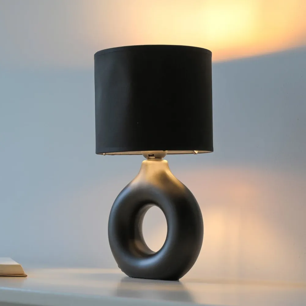 JUST LIGHT. GmbH JUST LIGHT. Carara bordlampe, keramisk fot, svart| Bordlamper