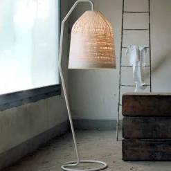 Karman Black Out - hvit gulvlampe