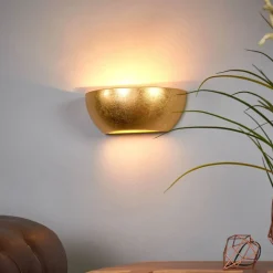 Lindby Kolja vegglampe med gullfoliefinish| Design- Og Hotellbelysning|Vegglamper