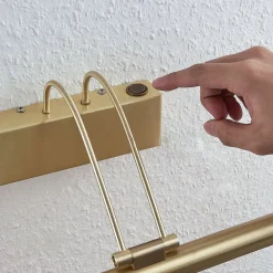 Lindby LED-bildelampe Mailine med bryter, messing| Design- Og Hotellbelysning|Vegglamper