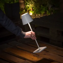 FARO BARCELONA LED-bordlampe Toc med USB-lader, IP54, hvit Discount