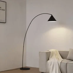 Lindby buelampe Triangolo, svart, høyde 195 cm, metall E27| Gulvlamper