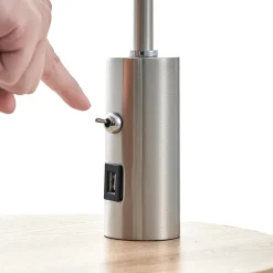 Lindby gulvlampe Zinia, nikkelfarget, hylle, USB-tilkobling