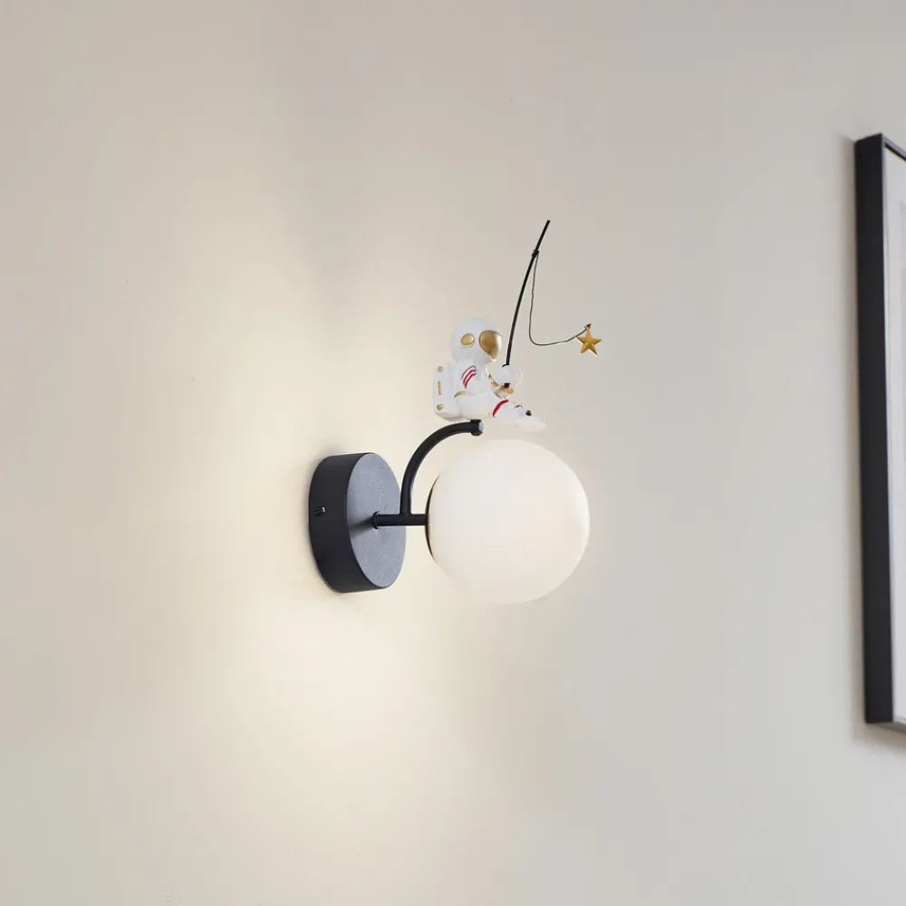Lindby Kosmo vegglampe, plast, astronaut, 30 cm høy Clearance