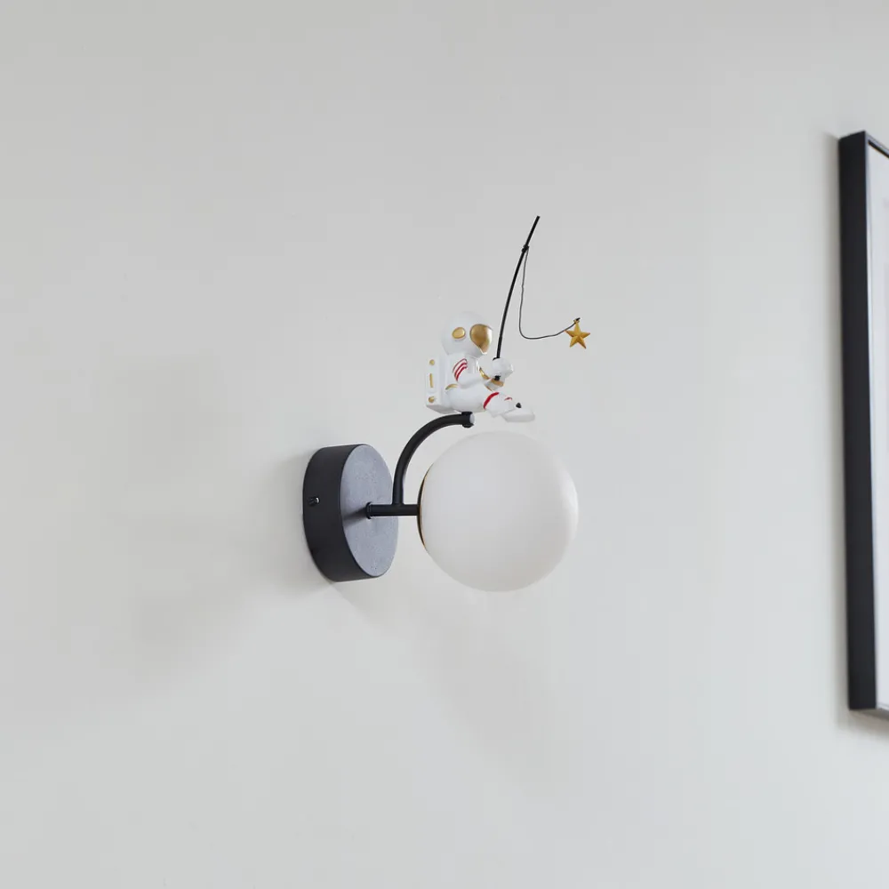 Lindby Kosmo vegglampe, plast, astronaut, 30 cm høy Clearance