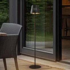 Lindby LED-solcellelampe Hilario, svart, jern, oppladbart batteri| Terrassebelysning|Solcellelamper