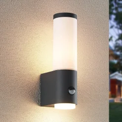 Lindby Okari utendørs vegglampe med sensor, rett| Vegglamper Med Sensor|Utebelysning Med Sensor