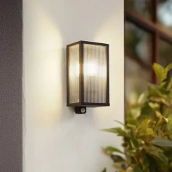 Lindby utendørs vegglampe Peldar, sensor, riflet, IP44, E27| Vegglamper Med Sensor|Utebelysning Med Sensor