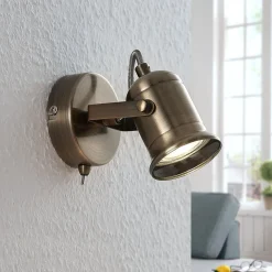 Lindby vegglampe Anze, 10 m, antikk messing, bryter Hot