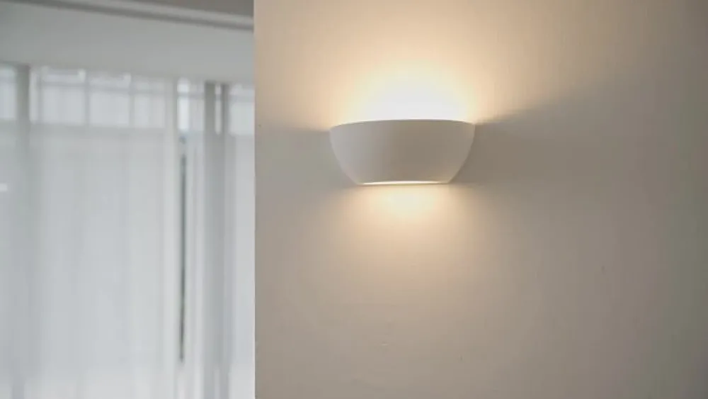 Lindby vegglampe Jimmy, hvit, gips, halvsirkelformet, 24 cm, E14| Design- Og Hotellbelysning