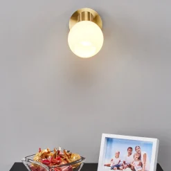 Lindby veggspot Elaina, messingfarget, glass, 14 cm høy, E14| Design- Og Hotellbelysning|Vegglamper