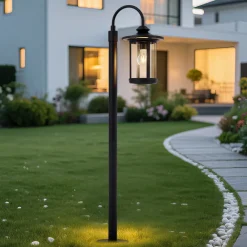 Lindby veilampe Zayn, svart, glass, høyde 109 cm, IP65| Gatebelysning Med Sensor|Terrassebelysning