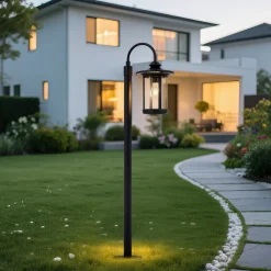 Lindby veilampe Zayn, svart, glass, høyde 109 cm, IP65| Gatebelysning Med Sensor|Terrassebelysning