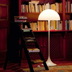 Louis Poulsen Panthella – designgulvlampe, opal| Gulvlamper