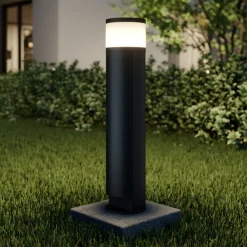 Lucande LED-sokkellampe Corban, grå, dør, stikkontakter, IP44 Best