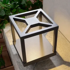 Lucande LED-sokkellampe Lealan, svart, metall, 23 cm, IP54