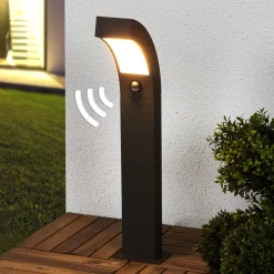 Lucande LED-sokkellampe Lennik, sensor, 60 cm, antrasitt| Kommersiell Utebelysning|Led-Utendørs