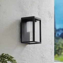 Lucande LED-vegglampe Tilena, svart, aluminium, sensor