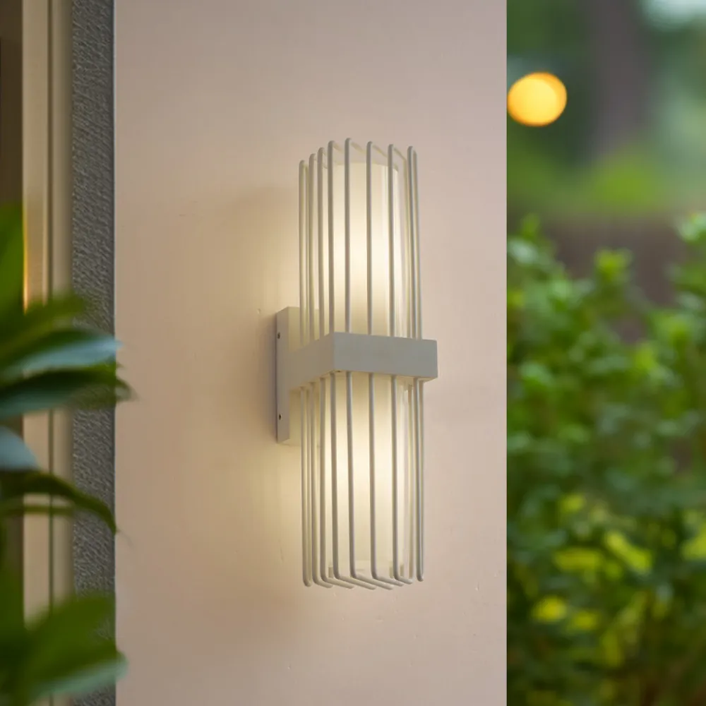 Lucande utendørs vegglampe Chandan, 42 cm, hvit, metall, IP54