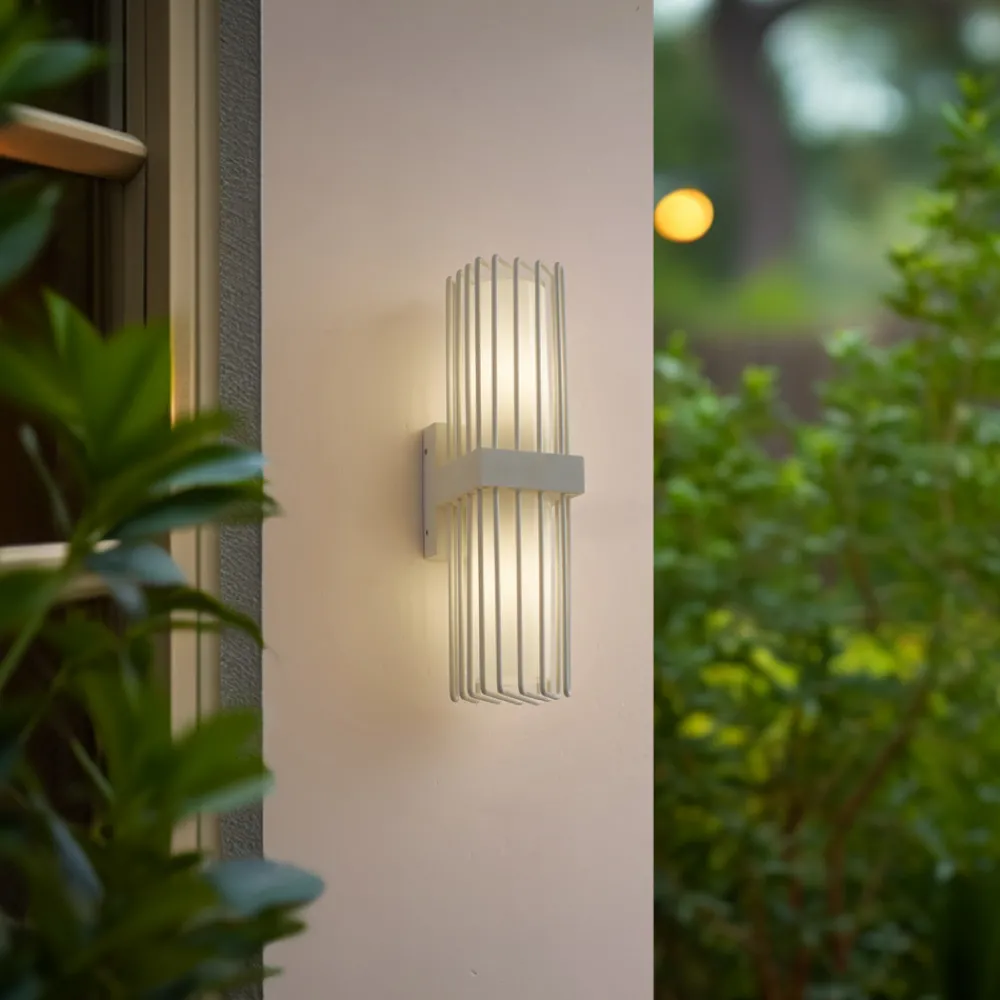 Lucande utendørs vegglampe Chandan, 42 cm, hvit, metall, IP54