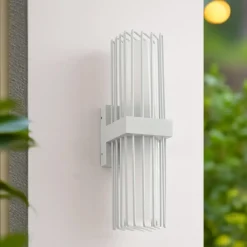 Lucande utendørs vegglampe Chandan, 42 cm, hvit, metall, IP54