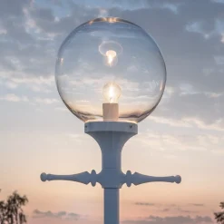 Konstsmide Lyktestolpe Orion i hvit med klar kuleskjerm| Lyktestolper