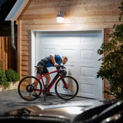 Philips LED-pære E27 A60 sensor 8 W 2 700 K matt Best