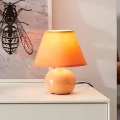 Brilliant Primo bordlampe, oransje, Ø 19 cm, tekstil/keramikk| Bordlamper