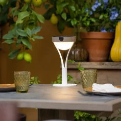 Les Jardins Tyble LED-solcellebordlampe, hvit/teak, 2700 K, 200 lm| Solcellelamper